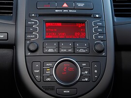 KIA Soul 1.6 MT Classic: Центральная консоль с дисплеем