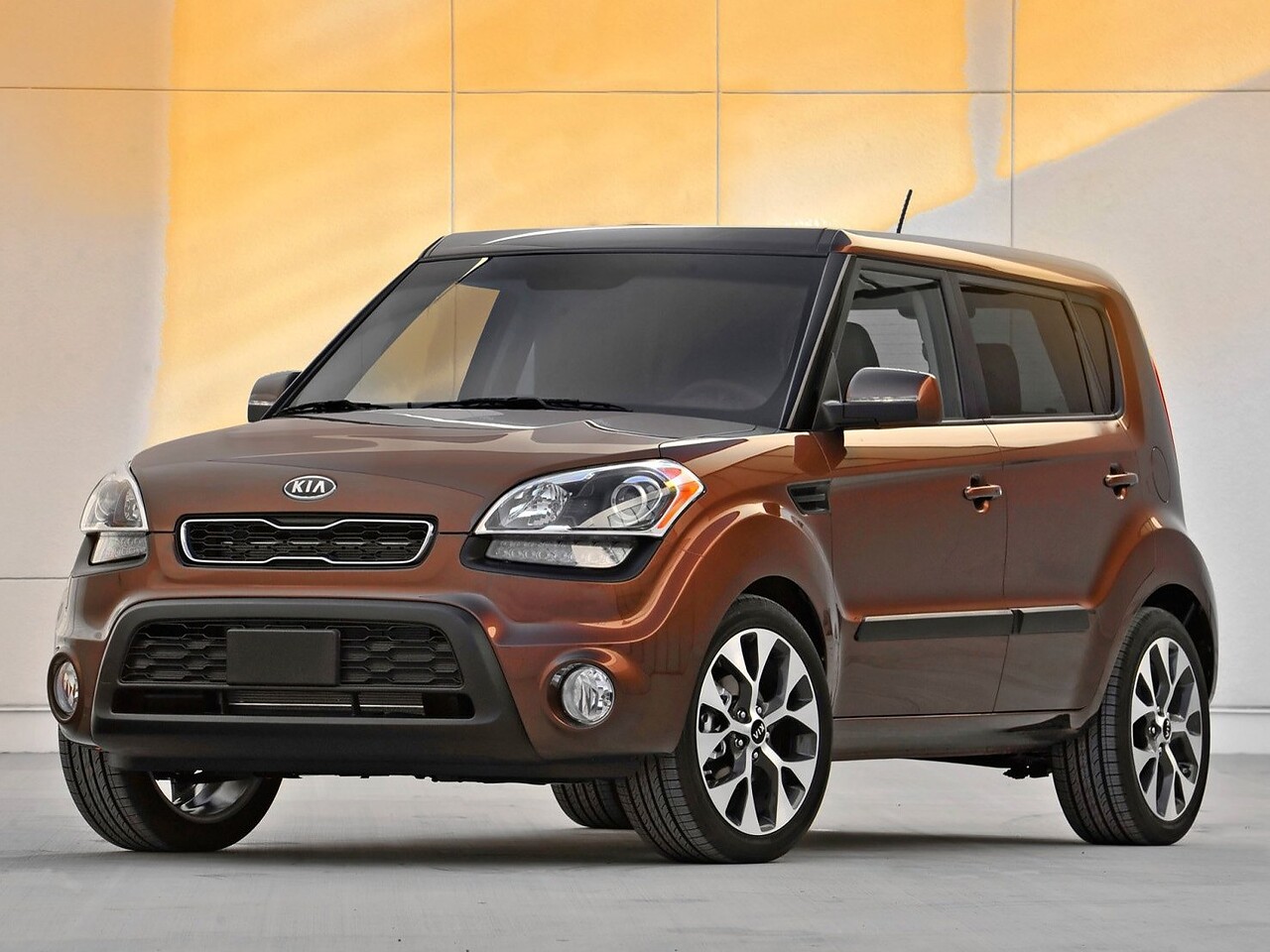 KIA Soul 1.6 MT Classic: Три четверти спереди в студии