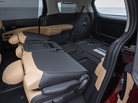 KIA Carnival 2.2 CRDi AT Luxe: Третий ряд в частично сложенном положении
