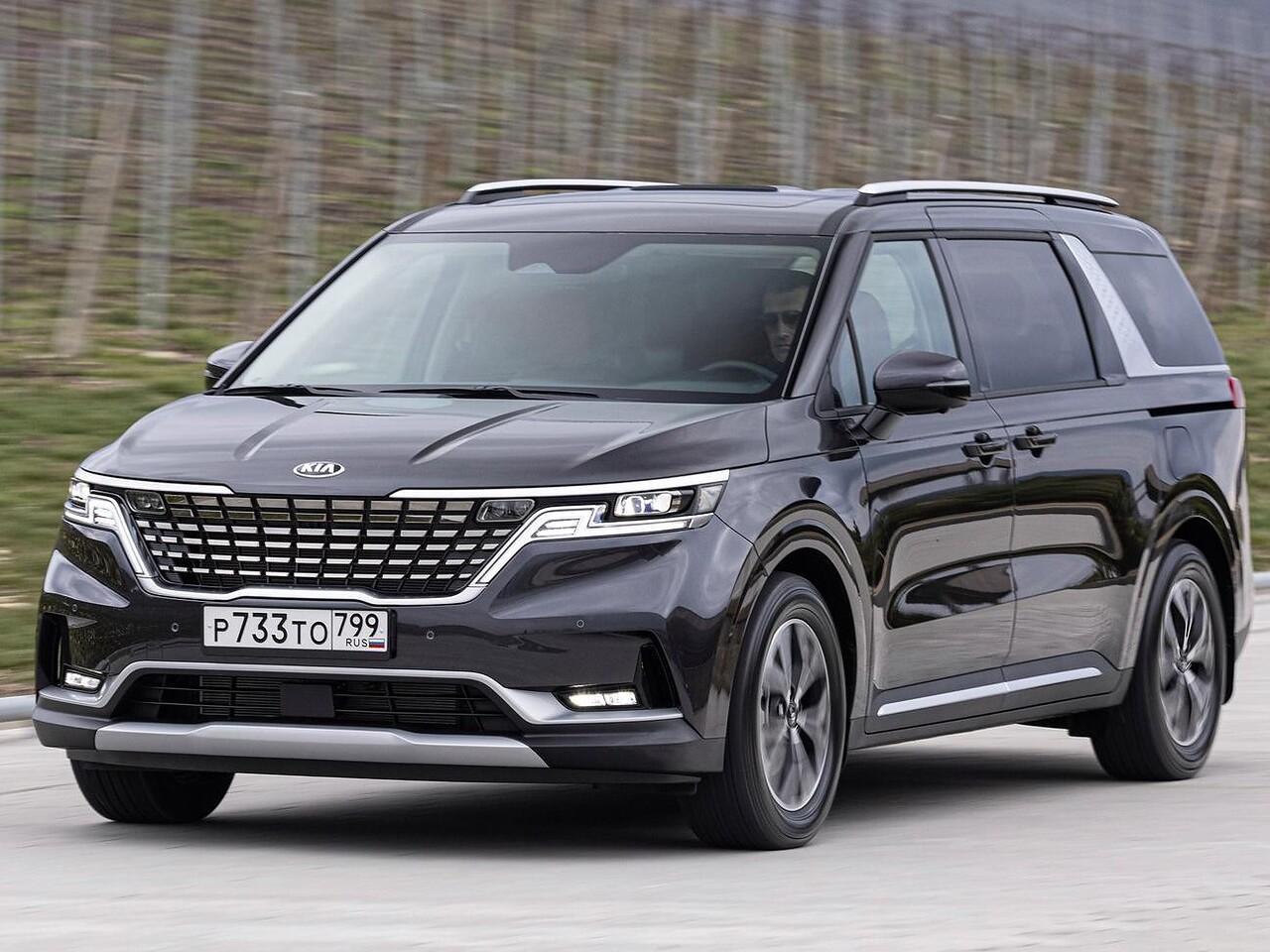 KIA Carnival: Три четверти спереди на брусчатке