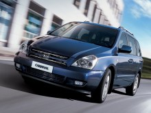 KIA Carnival: Три четверти спереди в движении в городе