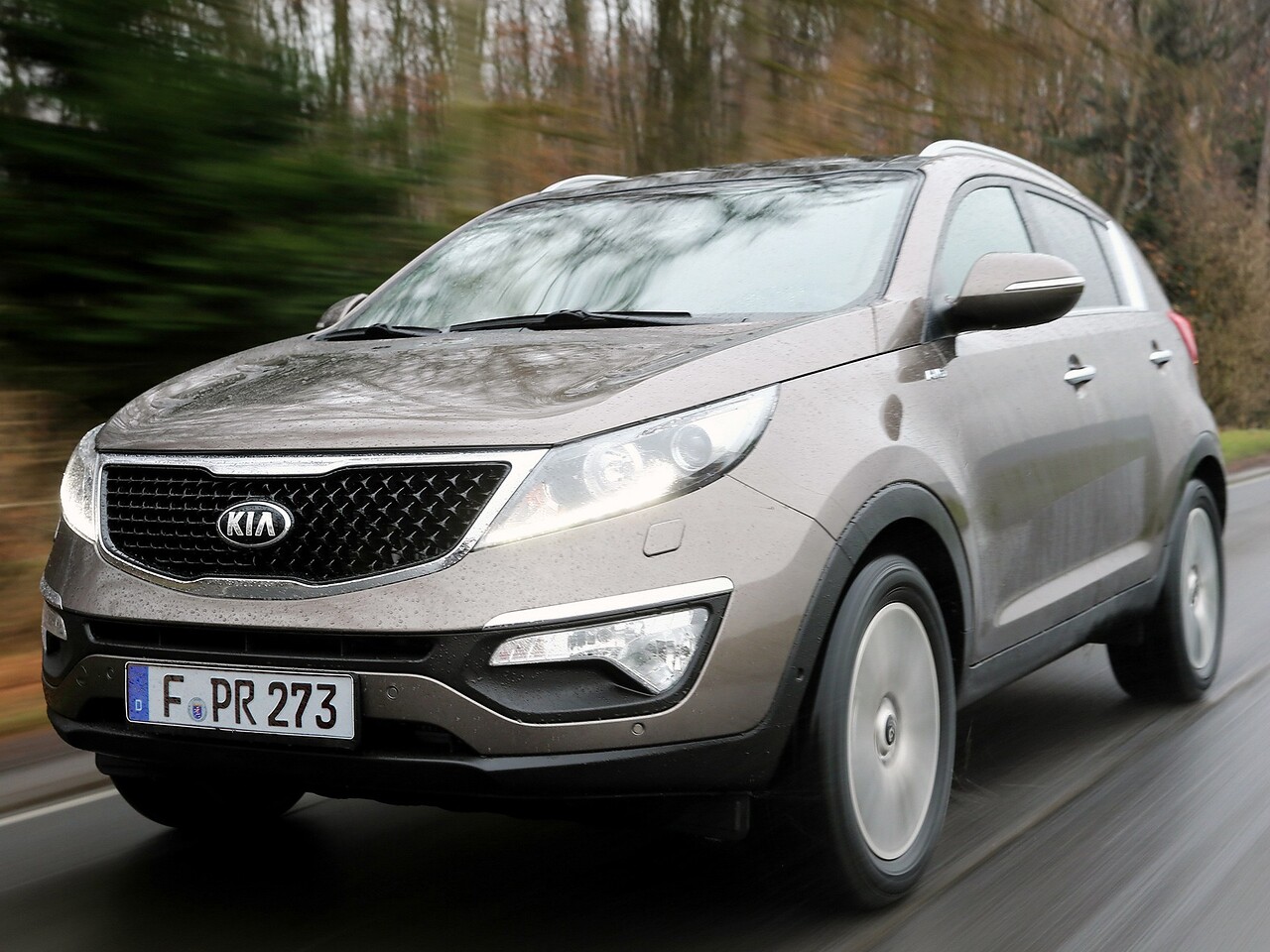 KIA Sportage (III поколение рестайлинг, 2014 - 2016 г.в.): Три четверти спереди в движении на дороге