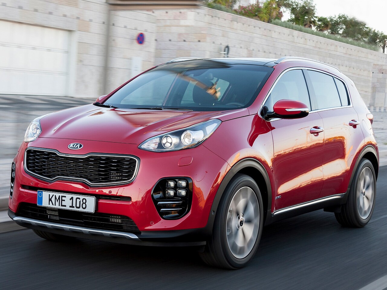 KIA Sportage 2.0 AT Prestige: Три четверти спереди на дороге