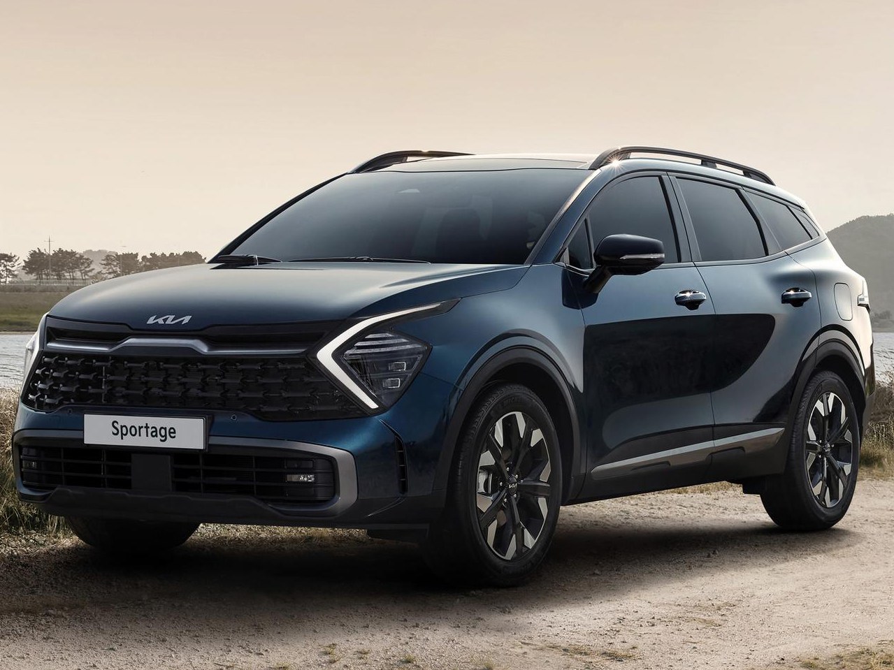 KIA Sportage (V поколение, 2021 - 2022 г.в.): Три четверти спереди на грунтовой дороге