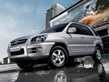 KIA Sportage: Три четверти спереди на мокрой улице ночью