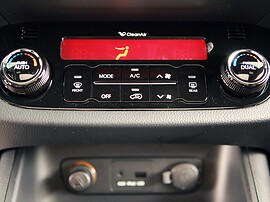 KIA Sportage (III поколение, 2010 - 2014 г.в.): Крупный план панели климат-контроля