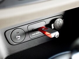 KIA Sportage (III поколение, 2010 - 2014 г.в.): Крупный план USB-порта на панели