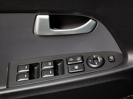 KIA Sportage (III поколение, 2010 - 2014 г.в.): Панель двери с кнопками