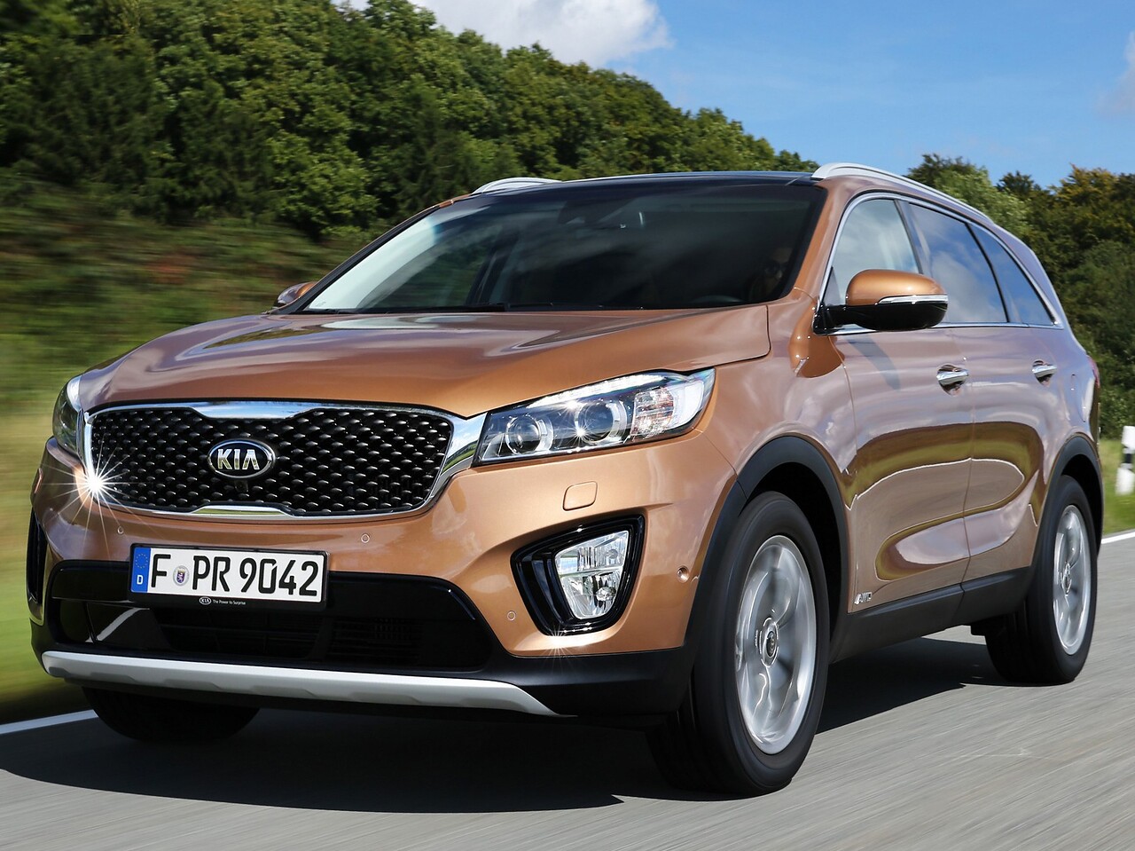 KIA Sorento 2.2d AT GT Line: Три четверти спереди на асфальте