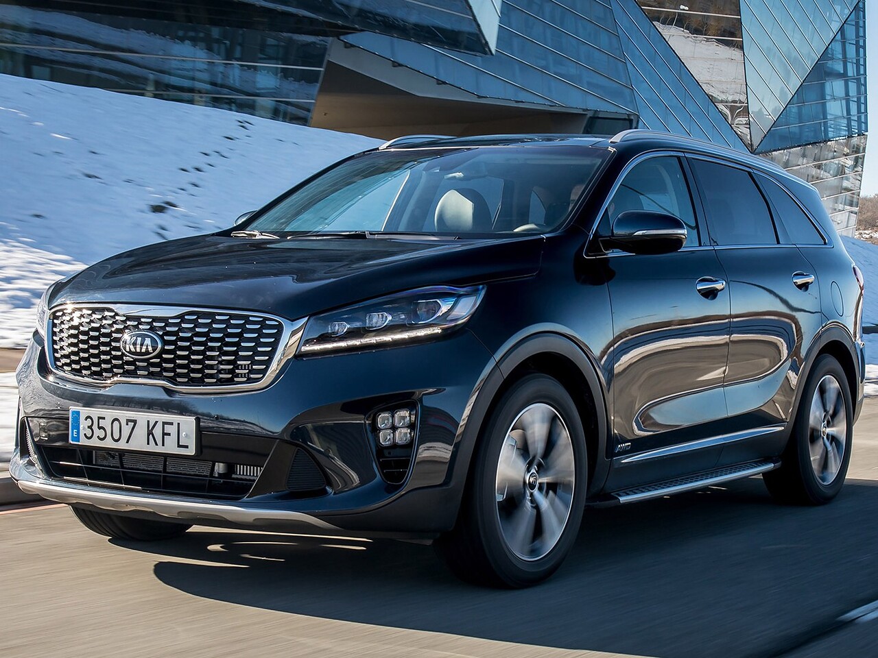 KIA Sorento Prime 2.2 CRDi 4x4 AT GT Line: Три четверти спереди у стеклянного здания