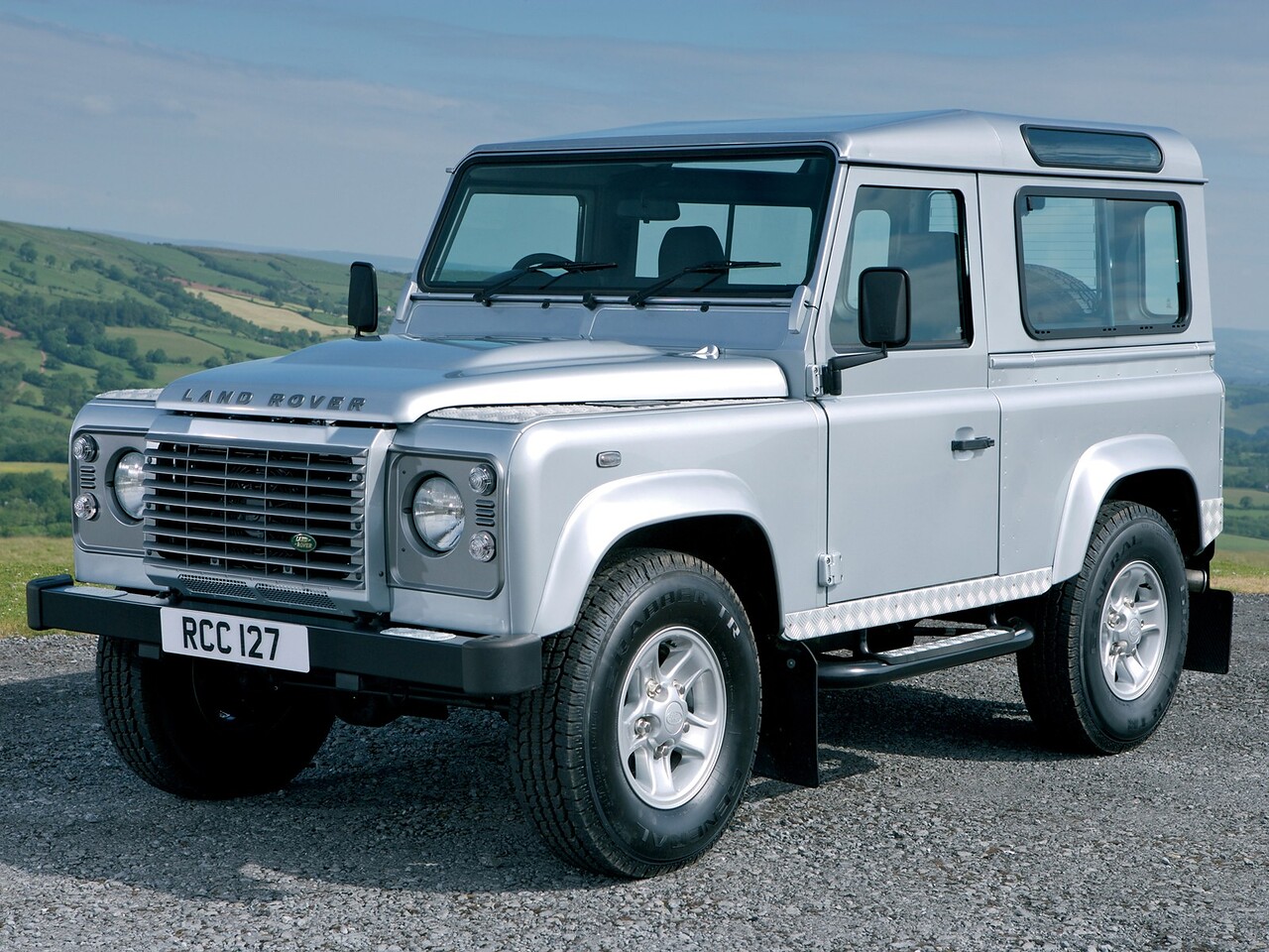 Land Rover Defender 90 (I поколение рестайлинг, 1983 - 2007 г.в.): Три четверти спереди на гравийной площадке