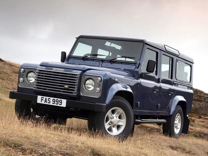 Land Rover Defender 110 2.4 MT SE 11 MY: Три четверти спереди на травянистом склоне