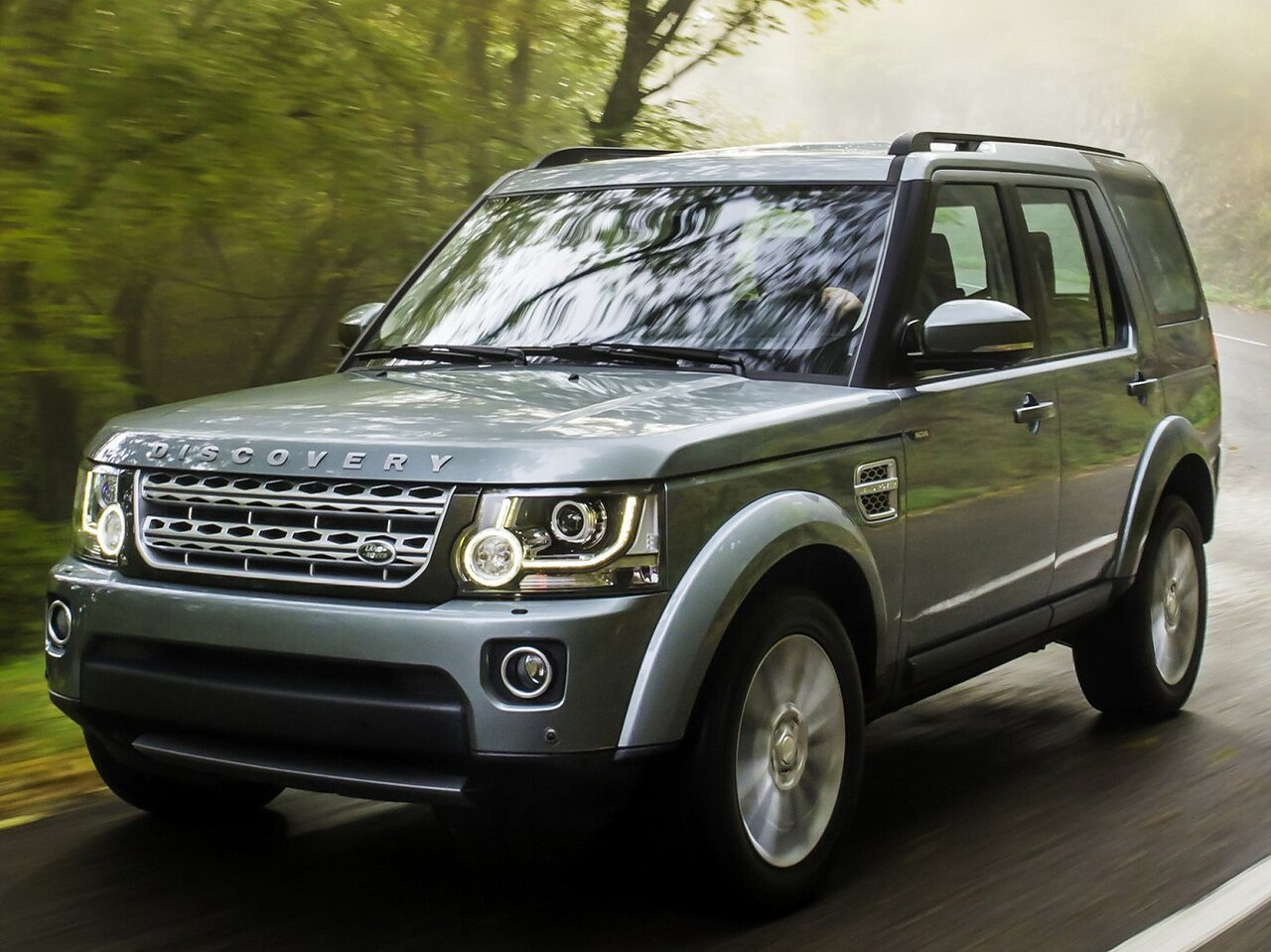Land Rover Discovery 4 3.0 TD AT Graphite: Три четверти спереди в лесу