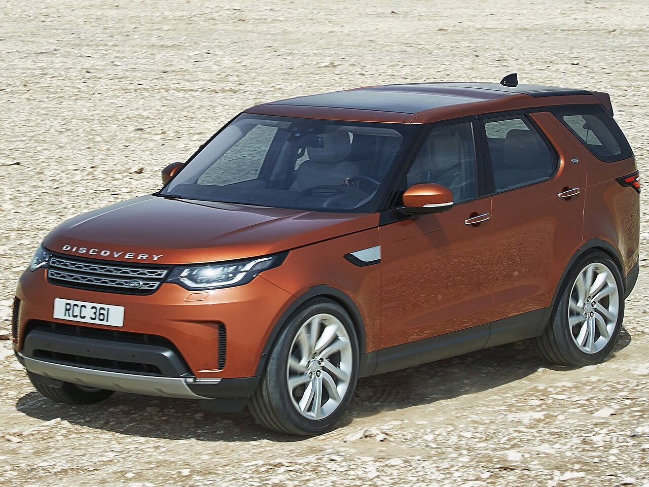 Land Rover Discovery 4 (V поколение, 2016 - 2020 г.в.): Три четверти спереди в пустыне