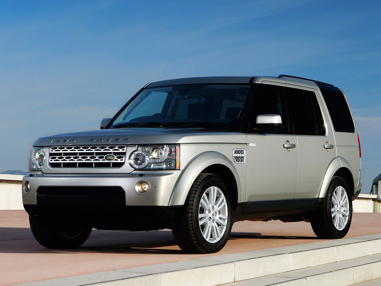 Land Rover Discovery 4 2.7 TDV6 AT HSE: Три четверти спереди на террасе