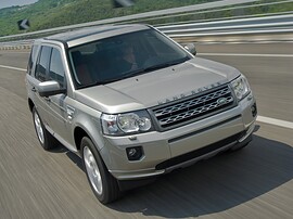 Land Rover Freelander 2 (II поколение рестайлинг, 2010 - 2012 г.в.): Вид спереди сбоку сверху в движении