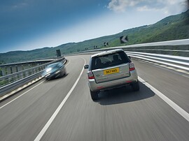 Land Rover Freelander 2 (II поколение рестайлинг, 2010 - 2012 г.в.): Вид сзади на шоссе за другим автомобилем