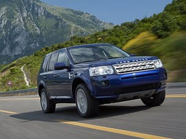 Land Rover Freelander 2 (II поколение рестайлинг, 2010 - 2012 г.в.): Вид спереди сбоку на горной дороге