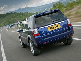 Land Rover Freelander 2 (II поколение рестайлинг, 2010 - 2012 г.в.): Вид сзади сбоку на извилистой дороге