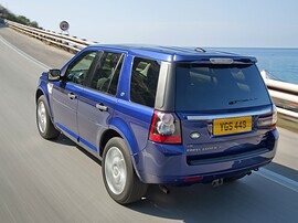 Land Rover Freelander 2 (II поколение рестайлинг, 2010 - 2012 г.в.): Вид сзади сбоку у моря