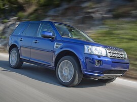 Land Rover Freelander 2 (II поколение рестайлинг, 2010 - 2012 г.в.): Вид спереди сбоку в движении с размытием