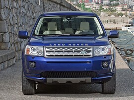 Land Rover Freelander 2 (II поколение рестайлинг, 2010 - 2012 г.в.): Вид спереди у воды
