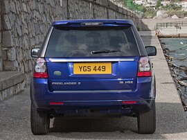 Land Rover Freelander 2 (II поколение рестайлинг, 2010 - 2012 г.в.): Вид сзади на парковке