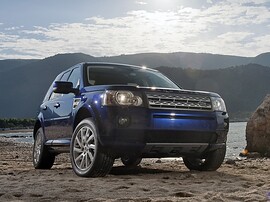 Land Rover Freelander 2 (II поколение рестайлинг, 2010 - 2012 г.в.): Низкий ракурс спереди сбоку на каменистом пляже