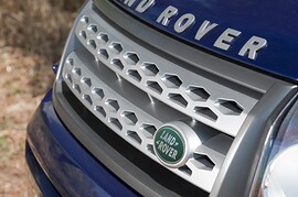 Land Rover Freelander 2 (II поколение рестайлинг, 2010 - 2012 г.в.): Крупный план решётки радиатора с эмблемой