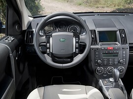 Land Rover Freelander 2 (II поколение рестайлинг, 2010 - 2012 г.в.): Приборная панель и руль, вид сзади