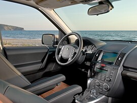 Land Rover Freelander 2 (II поколение рестайлинг, 2010 - 2012 г.в.): Салон с открытой дверью, вид на пляж