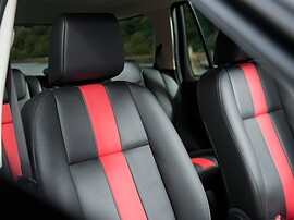 Land Rover Freelander 2 (II поколение рестайлинг, 2010 - 2012 г.в.): Передние кресла с красной полосой по центру