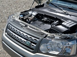 Land Rover Freelander 2 (II поколение рестайлинг, 2010 - 2012 г.в.): Вид спереди сбоку с открытым капотом