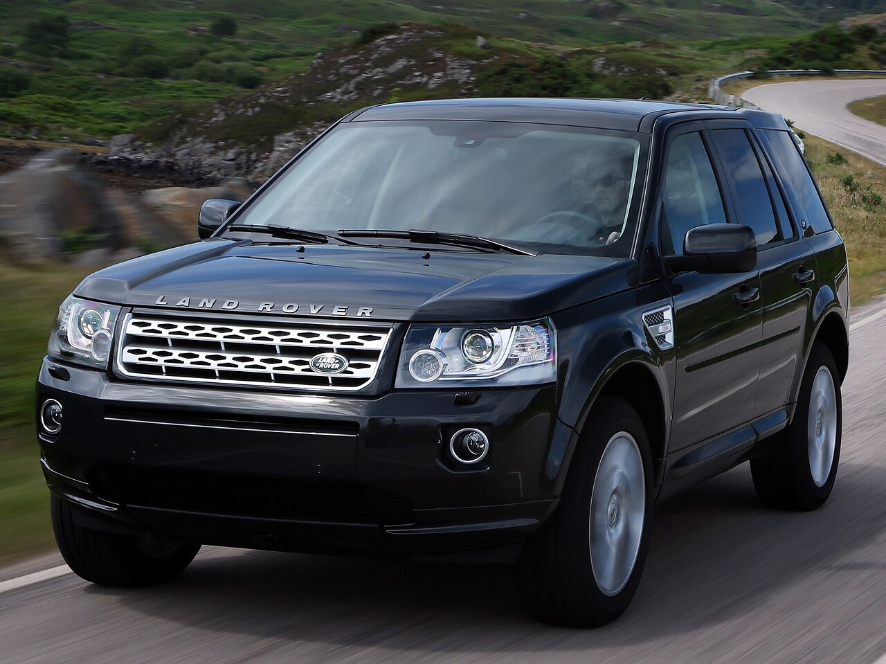 Land Rover Freelander 2 (II поколение 2-й рестайлинг, 2012 - 2014 г.в.): Вид спереди сбоку, чёрный кузов