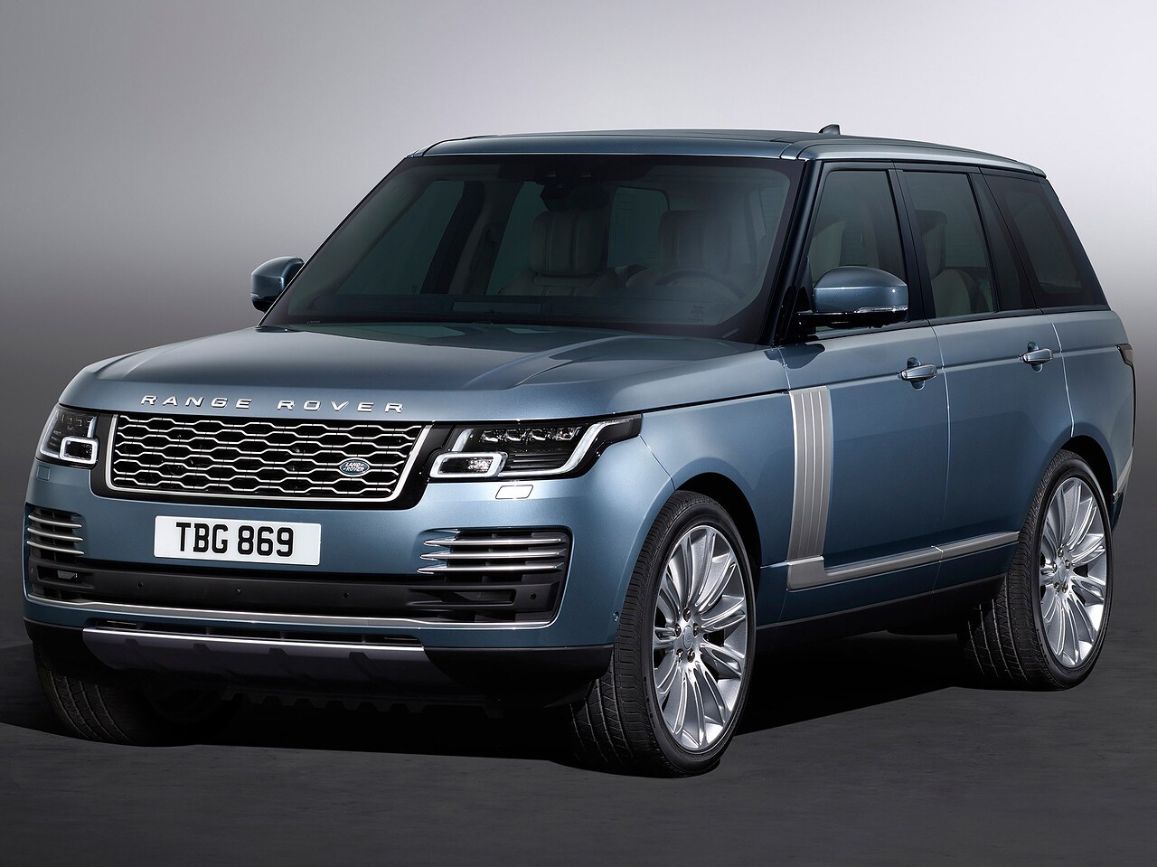 Land Rover Range Rover (IV поколение рестайлинг, 2017 - 2022 г.в.): Вид спереди сбоку в студии, голубой кузов