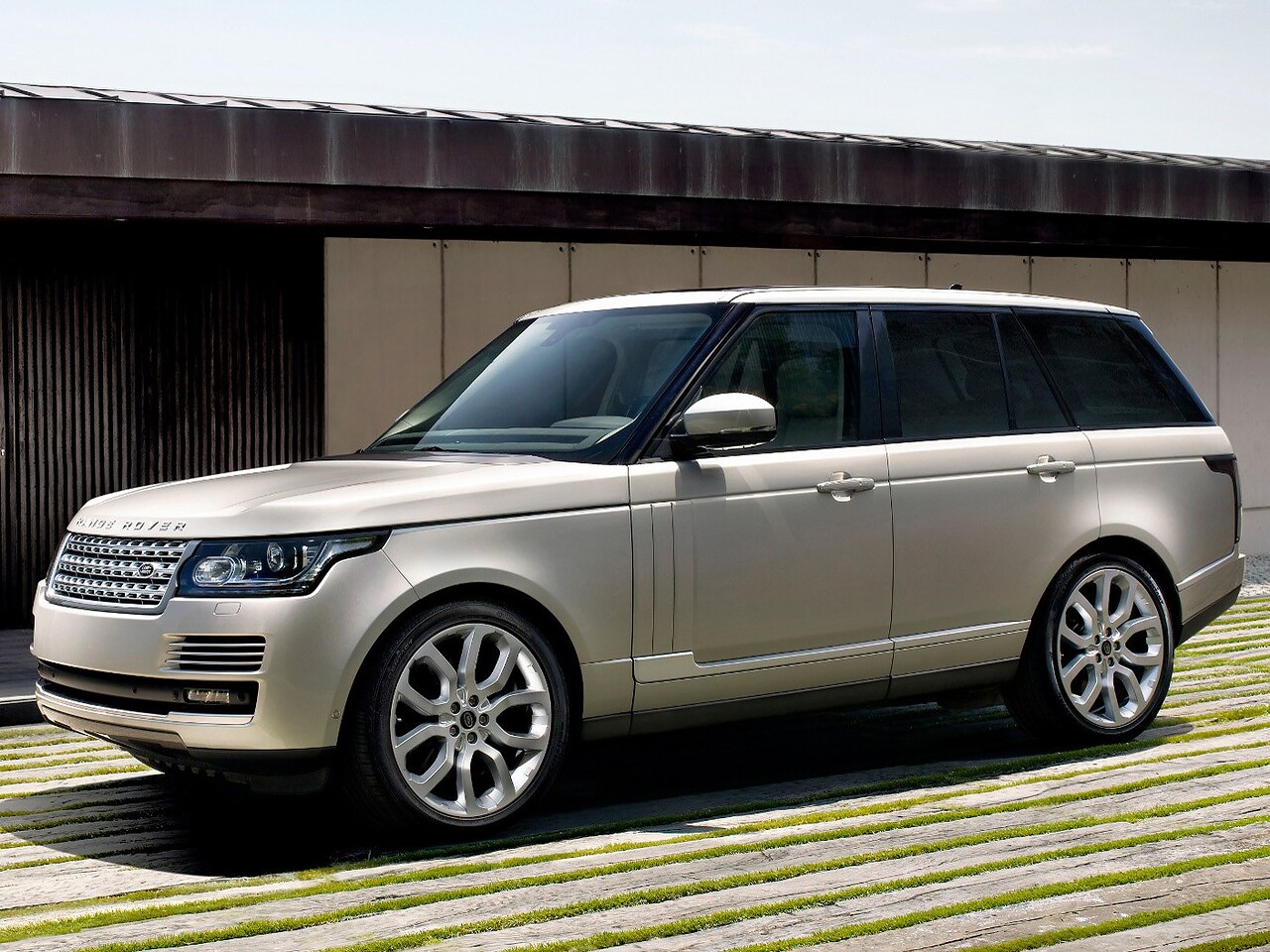 Land Rover Range Rover 3.0 S/C AT Vogue: У современного здания с деревянными планками