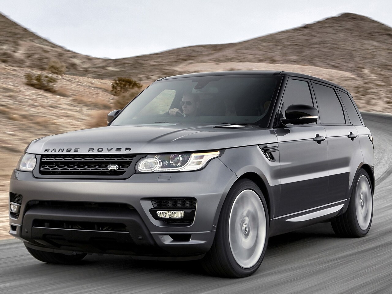 Land Rover Range Rover Sport 4.4 TD AT HSE Dynamic: Вид спереди сбоку на горной пустынной дороге