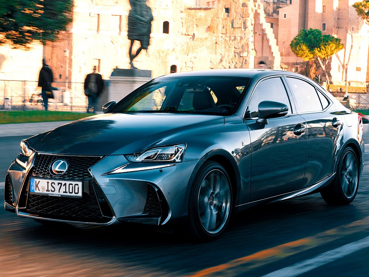 Lexus IS (III поколение рестайлинг, 2016 - 2020 г.в.): Вид спереди сбоку на городской улице в сумерках