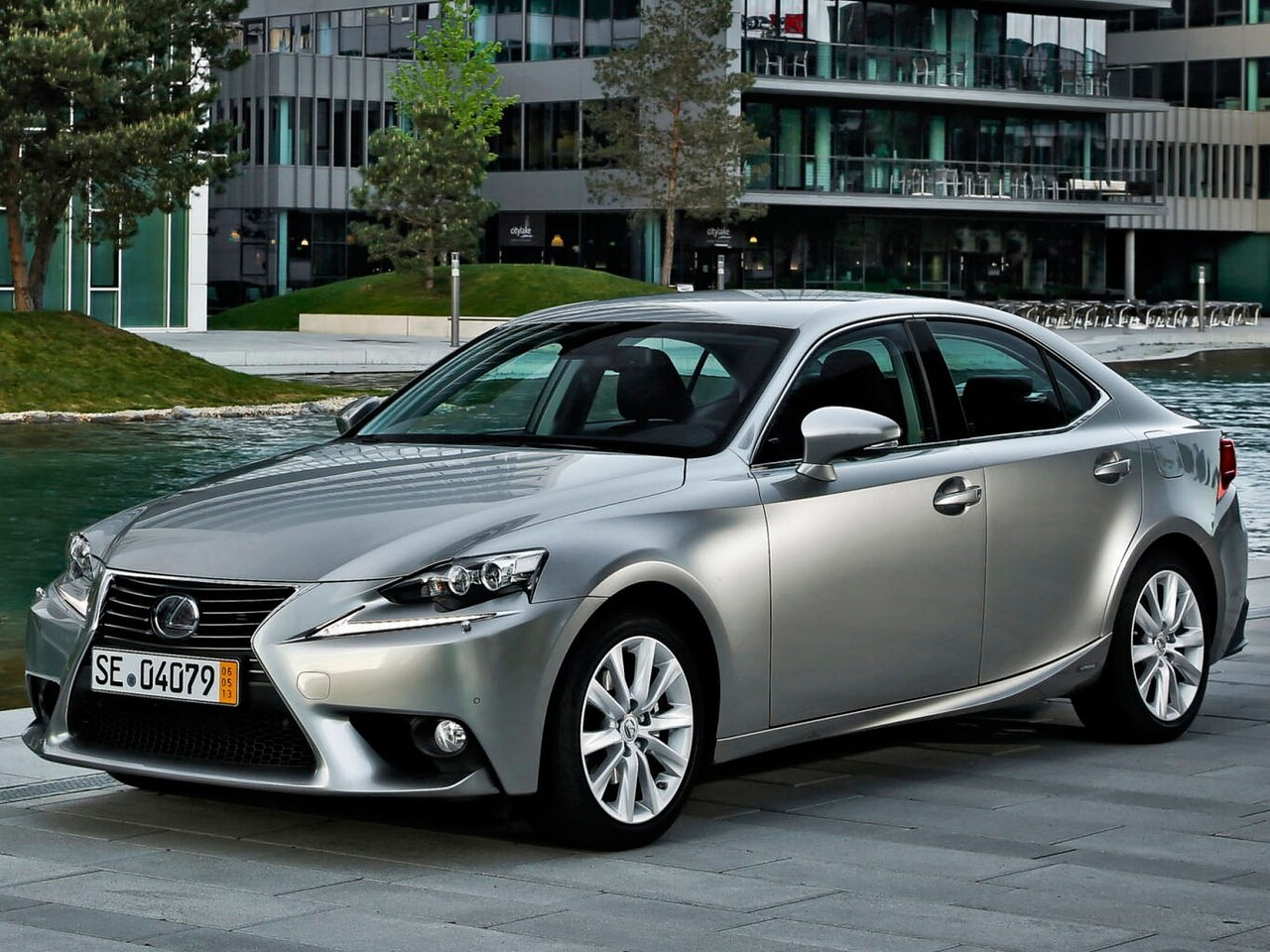 Lexus IS седан 2.0 AT F SPORT Executive: Вид спереди сбоку у стеклянного здания