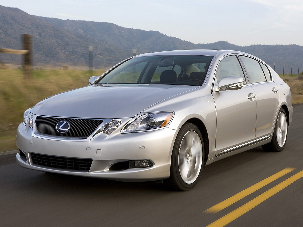 Lexus GS 3.0 AT 300 (Premium): Вид спереди сбоку в движении на горной дороге