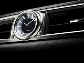 Lexus GS (IV поколение, 2012 - 2015 г.в.): Крупный план аналоговых часов