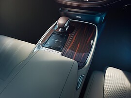 Lexus LS 3.5 AWD AT Executive: Центральная консоль сверху