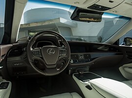 Lexus LS 3.5 AWD AT Executive: Руль и приборная панель