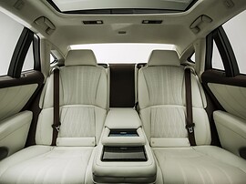 Lexus LS 3.5 AWD AT Executive: Задние кресла с подлокотником