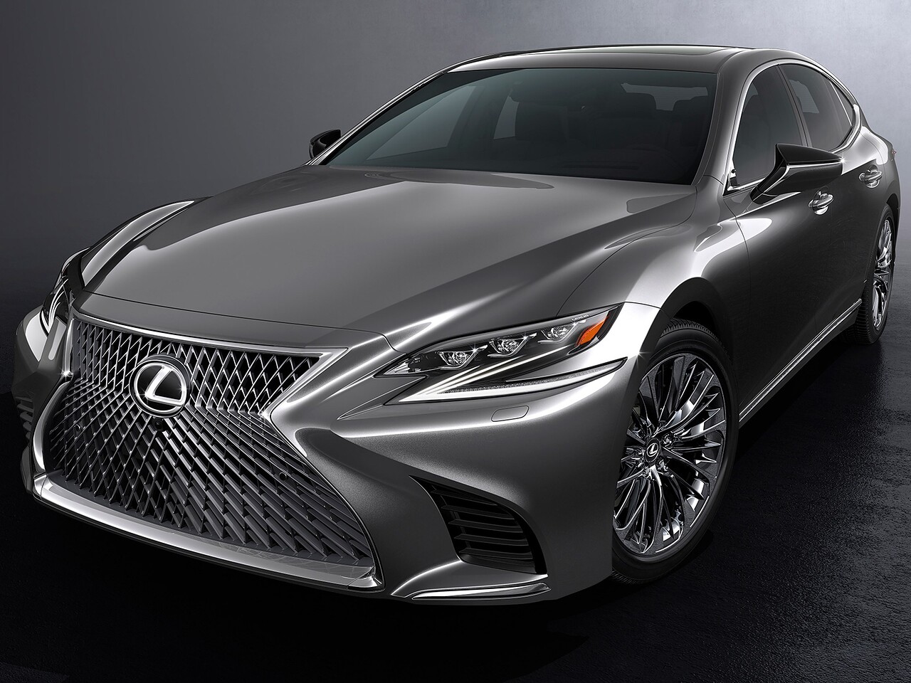 Lexus LS 3.5 AWD AT Executive: Вид спереди сбоку в студии, серебристый кузов