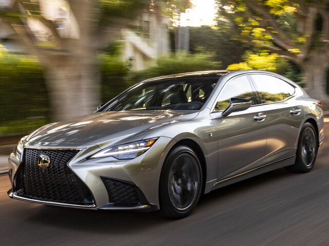 Lexus LS 3.5 4x4 AT Supreme (LS 500): Вид спереди сбоку в движении на улице