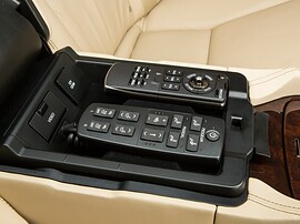 Lexus LS 4.6 AT 460L (Exclusive 5): Пульт в подлокотнике заднего ряда