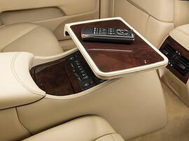 Lexus LS 4.6 AT 460L (Exclusive 5): Складной столик в подлокотнике