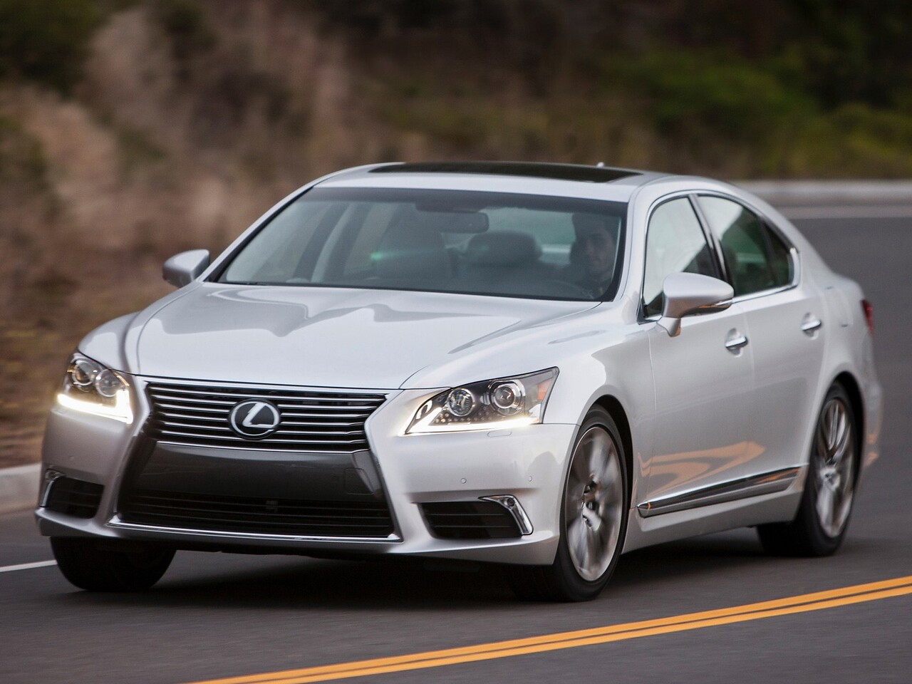 Lexus LS 4.6 AT 460L (Exclusive 5): Вид спереди сбоку на дороге