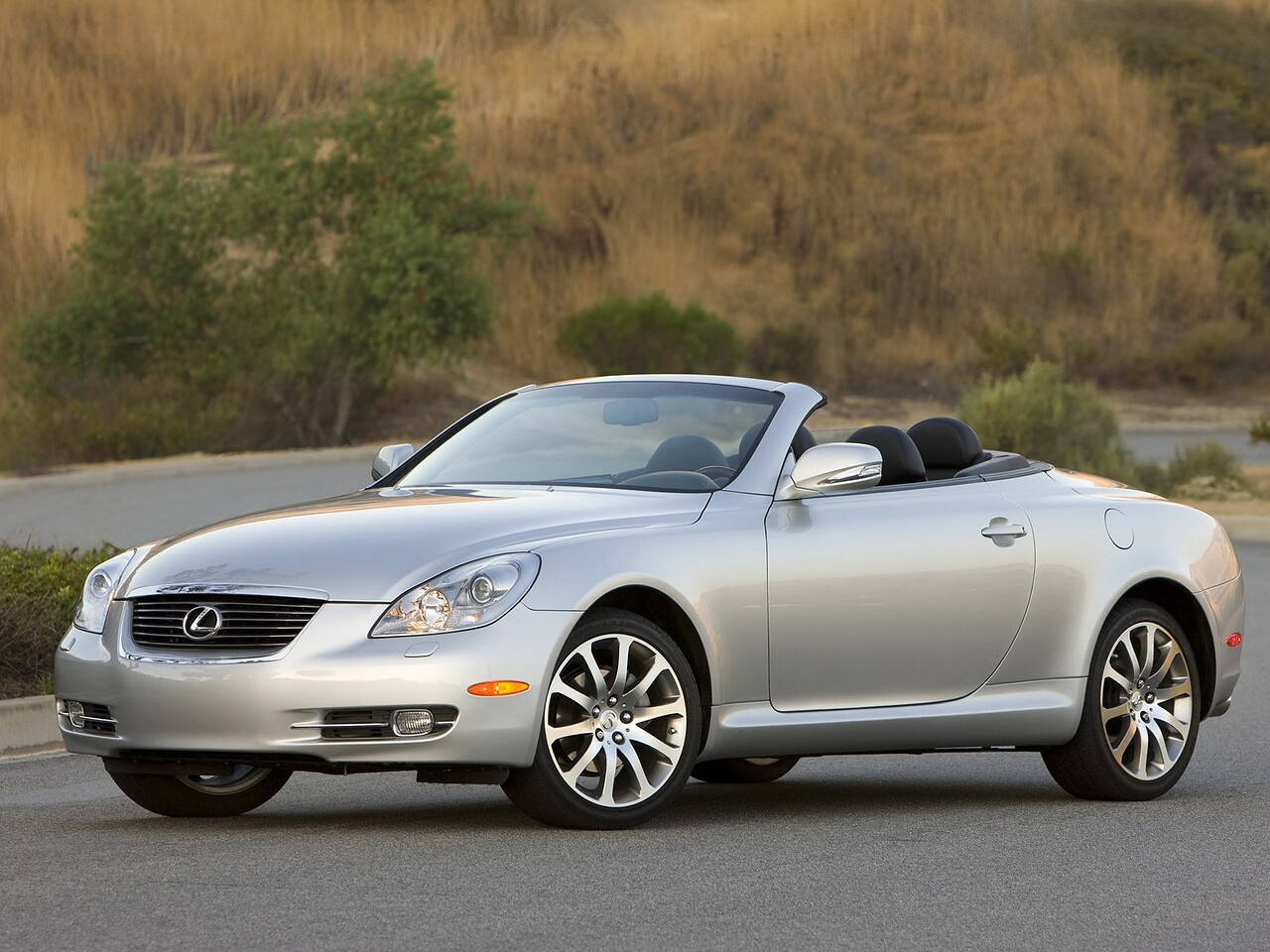 Lexus SC (II поколение, 2001 - 2010 г.в.): Вид спереди сбоку, крыша сложена
